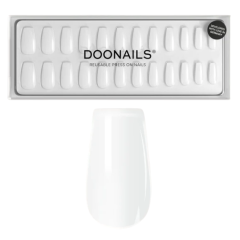 Doonails herbruikbare press-on nagels in een compacte verpakking met een stijlvolle witte nagel. Geschikt voor elke gelegenheid.