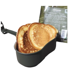 Pannenkoeken in een veldkoekpan met Convar verpakking, ideaal voor outdoor koken.