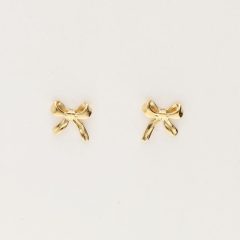 Gouden strikvormige oorbellen op een witte achtergrond. Elegant en stijlvol accessoire voor elke gelegenheid.