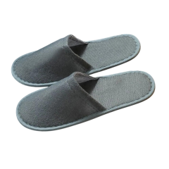 Grijze pantoffels met open teen, comfortabel en geschikt voor thuisgebruik. Perfect voor dagelijks comfort en ontspanning.