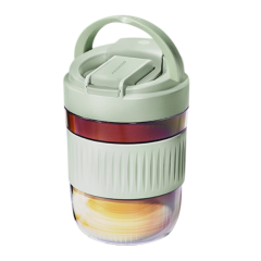 Draagbare blenderbeker met een moderne, groene deksel en handvat. Perfect voor smoothies onderweg.