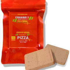 Energierijke pizzareep verpakt in een rode Convar-7 zak, ideaal voor snelle voeding onderweg.