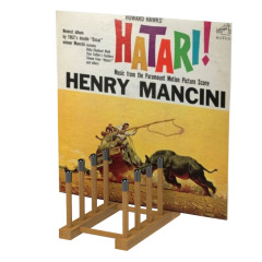 Albumhoes van 'Hatari!' soundtrack door Henry Mancini op een houten standaards met kleurrijk ontwerp en jungle-thema.