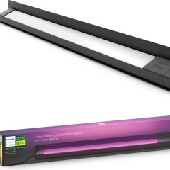 Philips Hue slimme buitenlamp met verpakkingsdoos, perfect voor persoonlijke verlichting van je tuin.