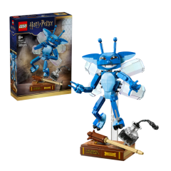 LEGO Harry Potter set met een blauwe huiself en accessoires, geschikt voor bouwplezier vanaf 8 jaar.