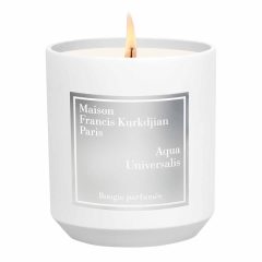 Alt-tekst: Parfumkaars Aqua Universalis van Maison Francis Kurkdjian in een elegante witte houder.
