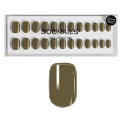 Alt-tekst: Doonails soft gel press ons in een olijfgroene tint, inclusief een voorbeeldnagel en meerdere nagels in verpakking.