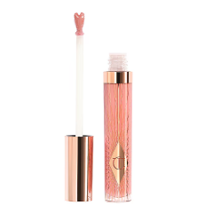 Glinsterende lipgloss in een elegante verpakking, met een applicator voor nauwkeurige toepassing en een zachte, roze tint.