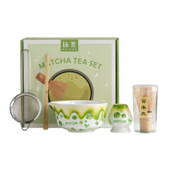 Alt-tekst: Compleet matcha theeset met kom, kruiden, sieve en bamboo klopper voor een authentieke theebeleving.