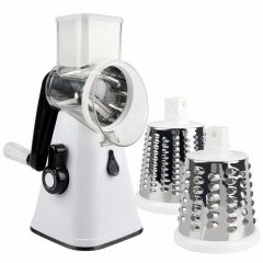 Handmatige keukenrasp met witte behuizing en metalen trommels voor efficiënte groenten- en kaasverwerking.