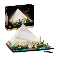 LEGO-model van de Grote Piramide van Gizeh, inclusief sfeervolle omgeving en detailrijke bouwstukken. Geschikt voor architectuurfans.