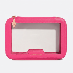 Prachtige roze toilettas van Charlotte Tilbury met doorzichtig venster, perfect voor het organiseren van make-upaccessoires.